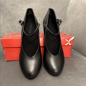 NEW with box Capezio Jr Footlight Character Shoes Size 7.5